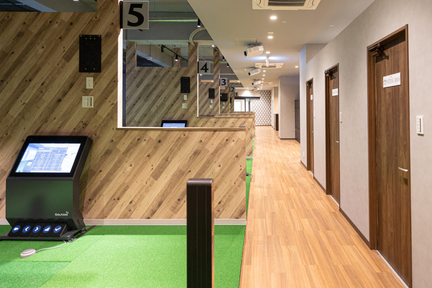 インドアゴルフ練習場の打席