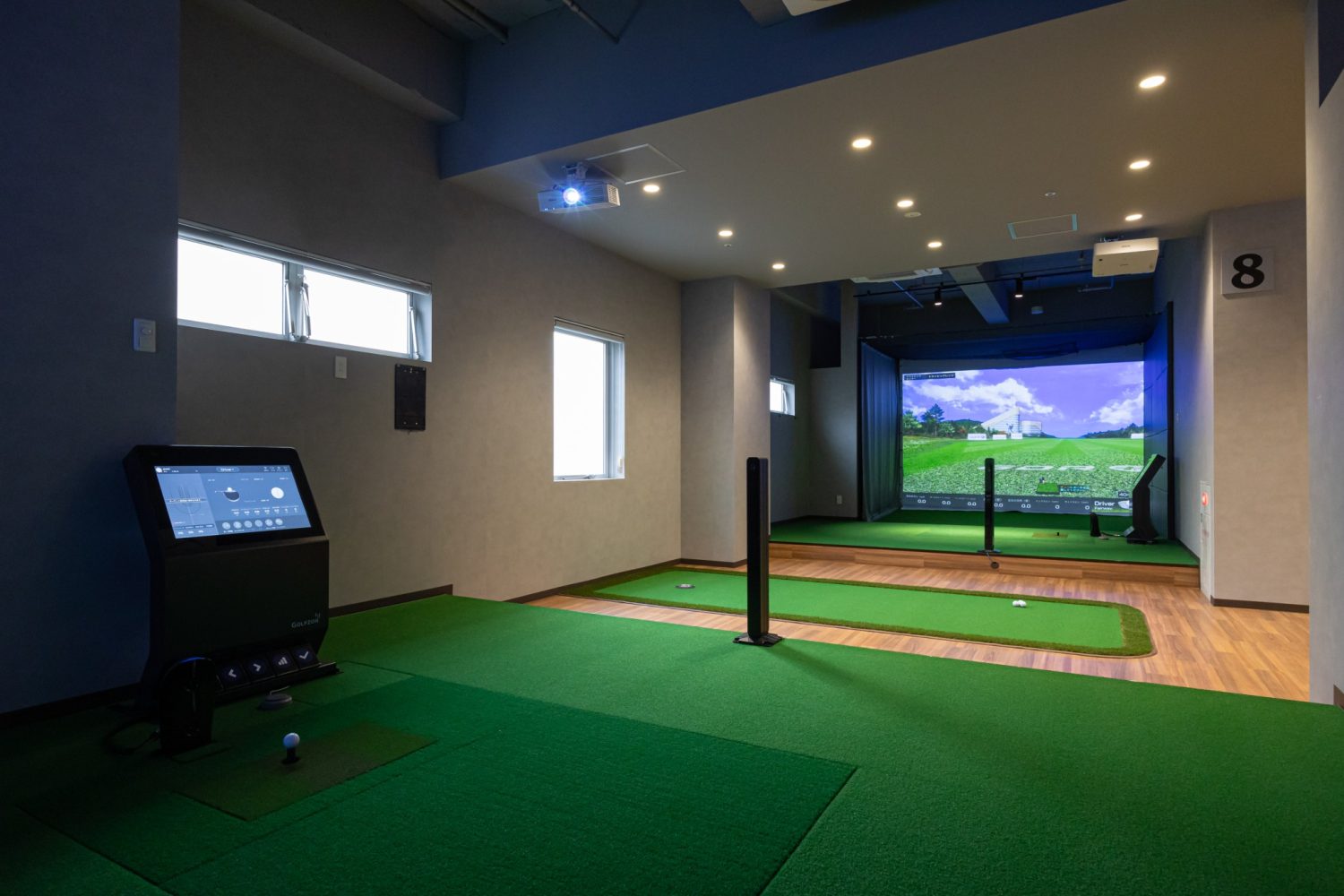 インドアゴルフ練習場のシミュレーションゴルフ