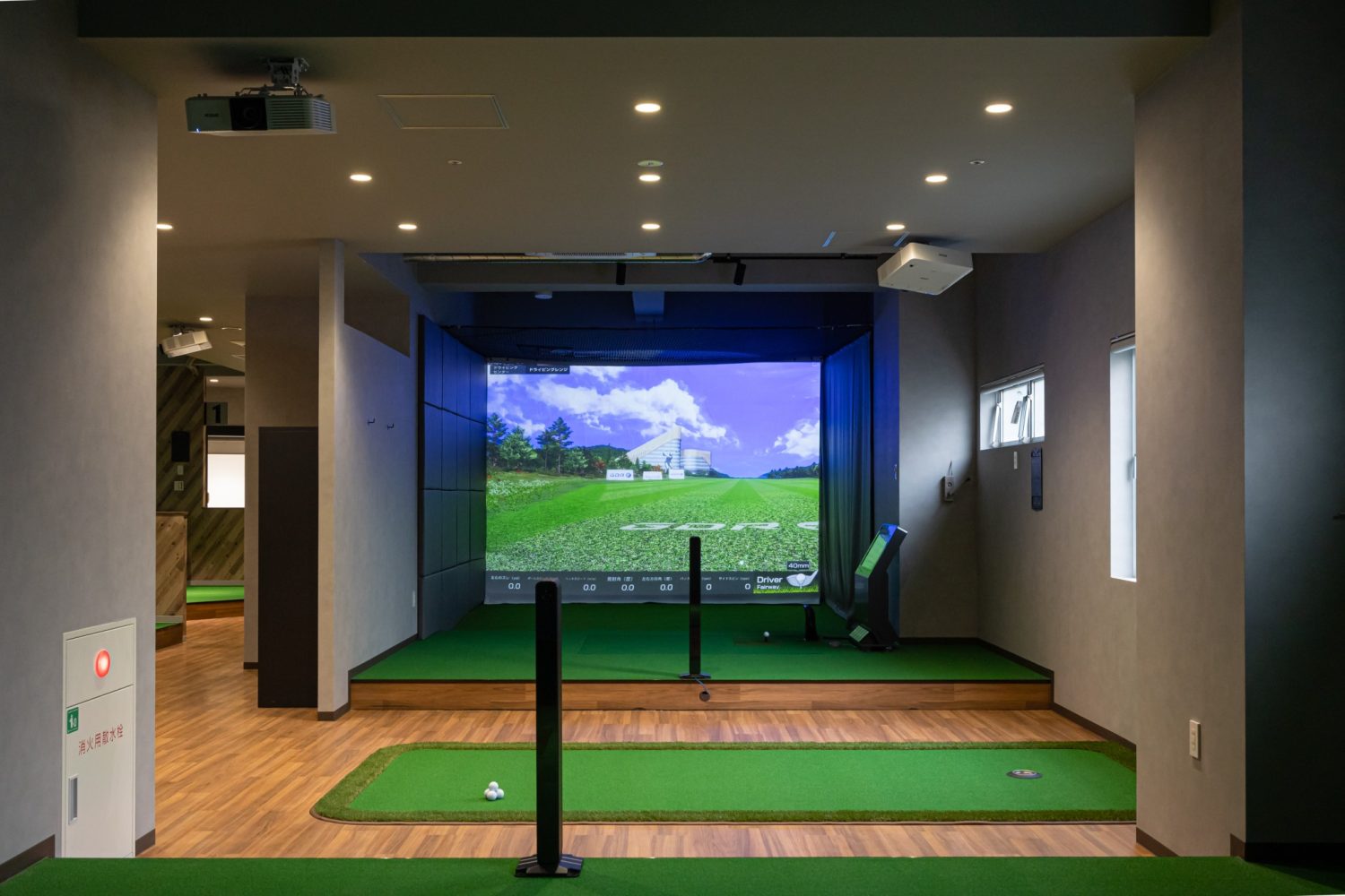 インドアゴルフ練習場の打席