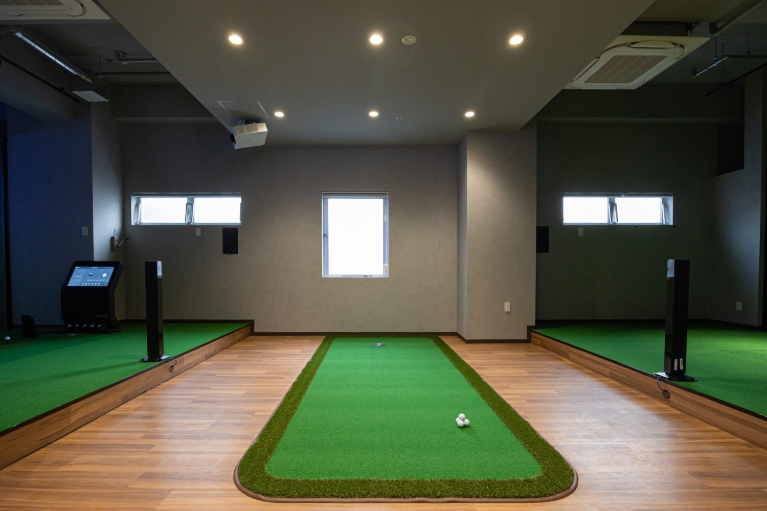 インドアゴルフ練習場のパター練習エリア